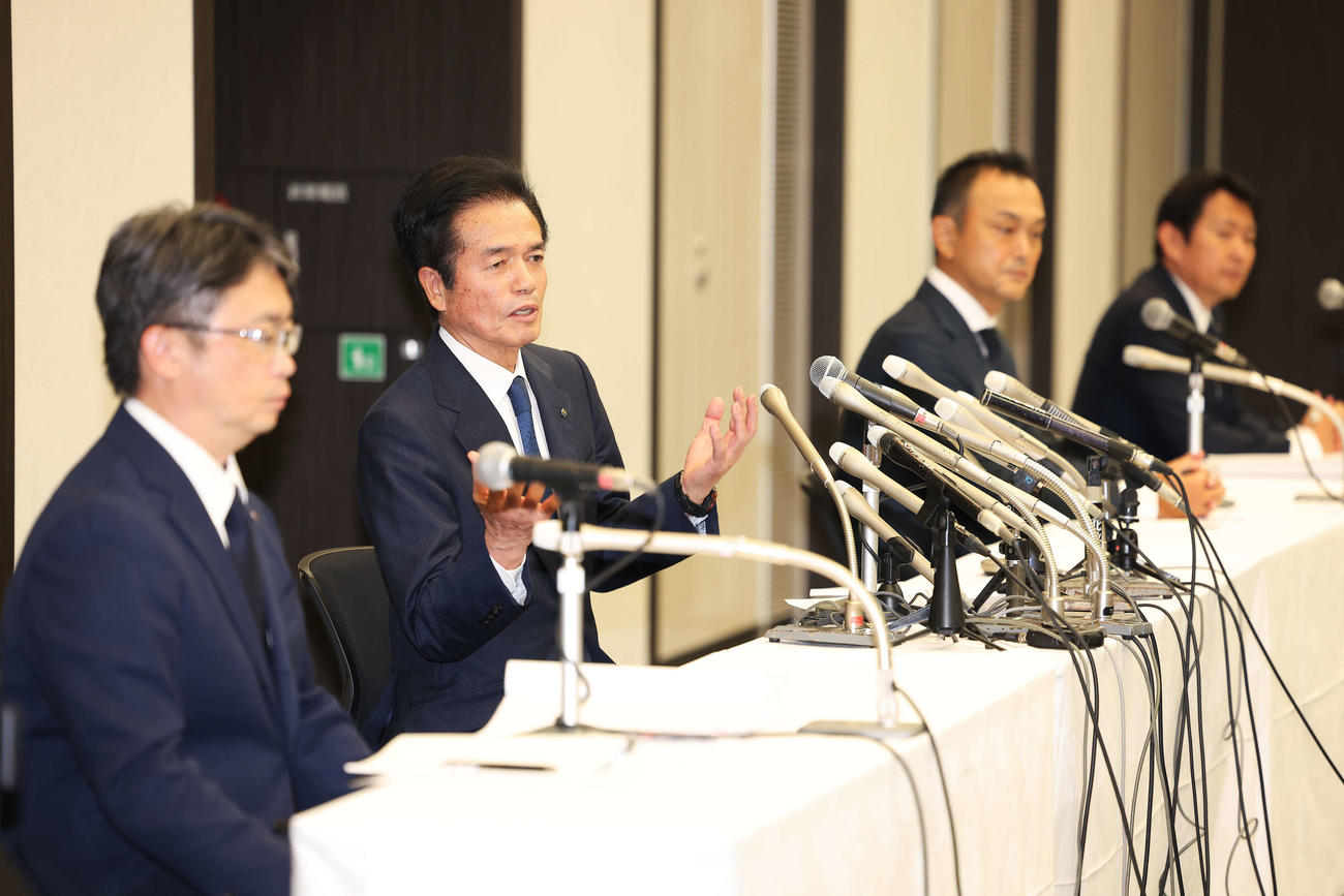 会見で記者の質問に答えるビッグモーター兼重代表取締役社長（左から2人目）（撮影・河田真司）