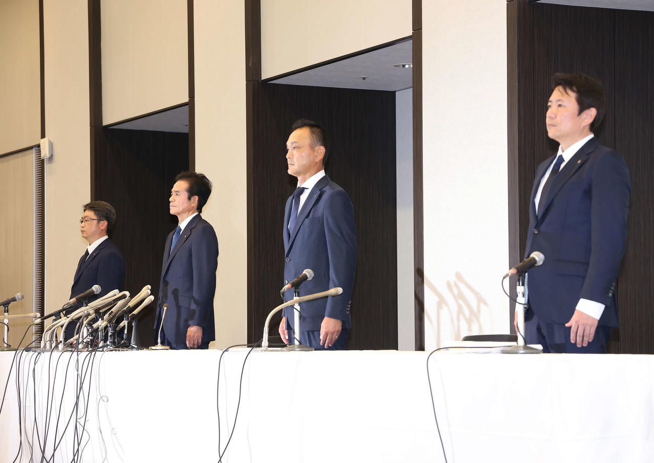 自動車保険の保険金不正請求問題について会見を開くビッグモーターの、左から陣内管理本部部長、兼重代表取締役社長、和泉専務取締役、石橋取締役営業本部部長（撮影・河田真司）