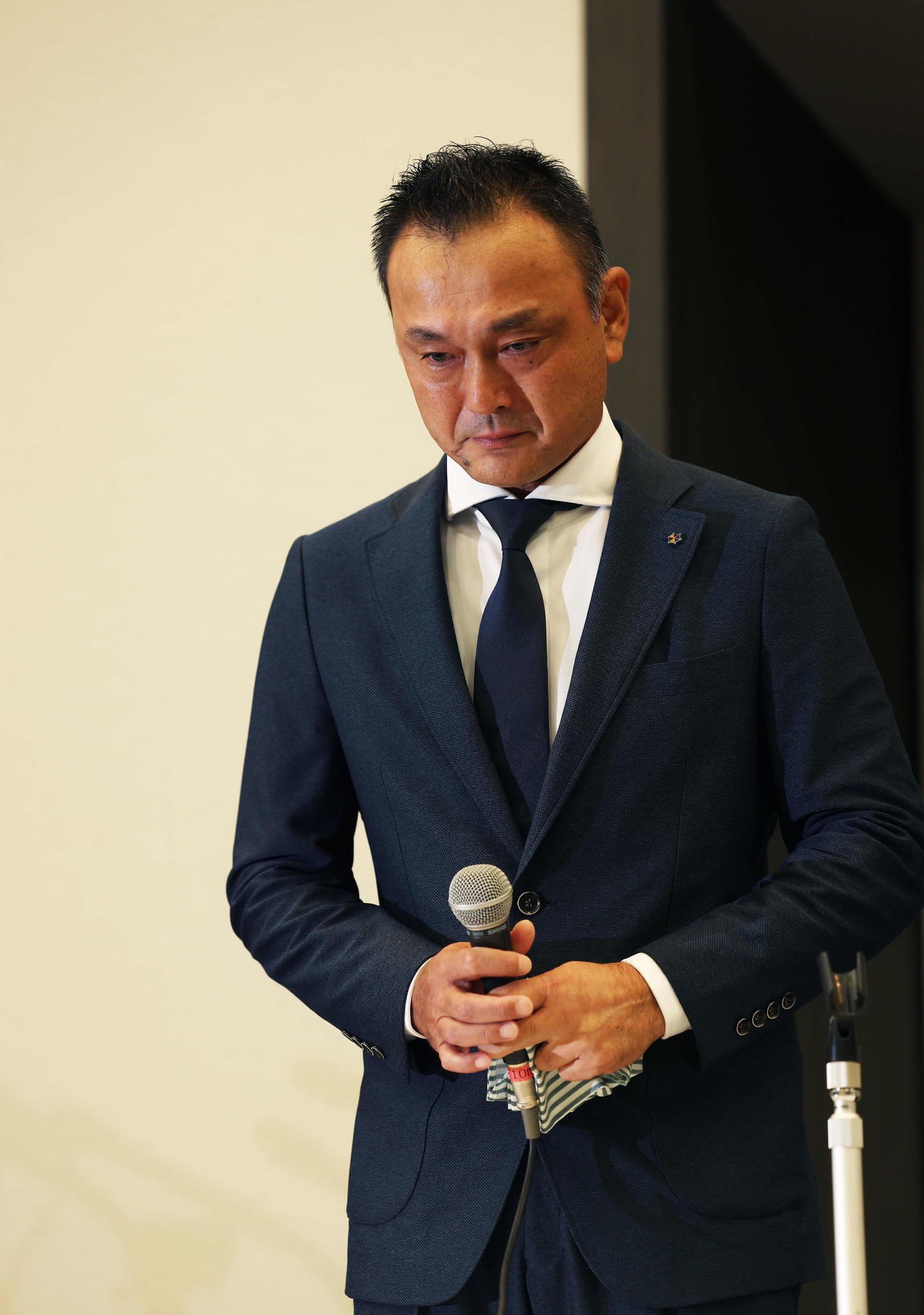 会見中、目に涙を浮かべながら言葉に詰まるビッグモーター和泉専務取締役（撮影・河田真司）