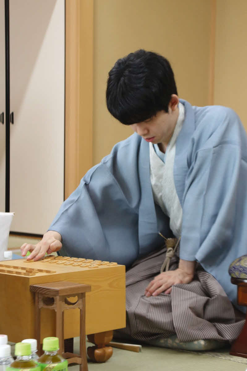 21歳になって初めての対局を白星で飾りたい藤井聡太王位（日本将棋連盟提供）