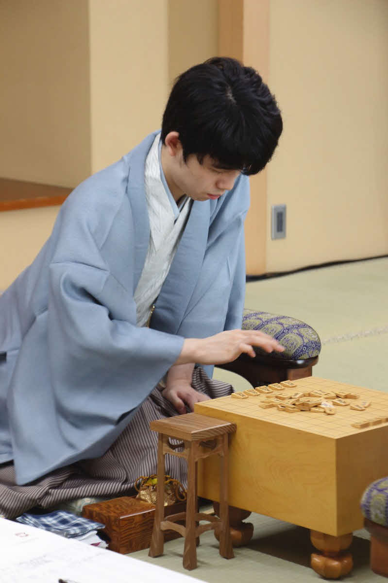 21歳になって初めての対局を白星で飾りたい藤井聡太王位（日本将棋連盟提供）