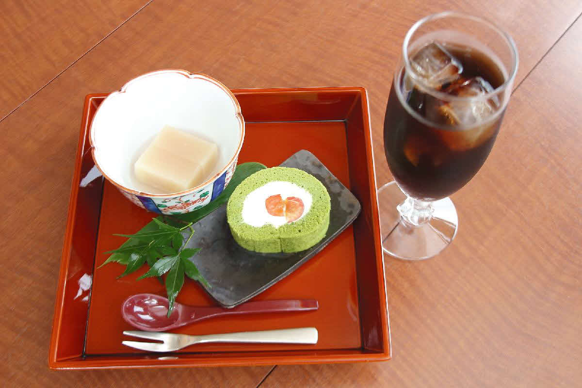 藤井聡太王位の初日午前のおやつは「白桃の水羊羹と抹茶ロールケーキ」と「アイスコーヒー」（日本将棋連盟提供）