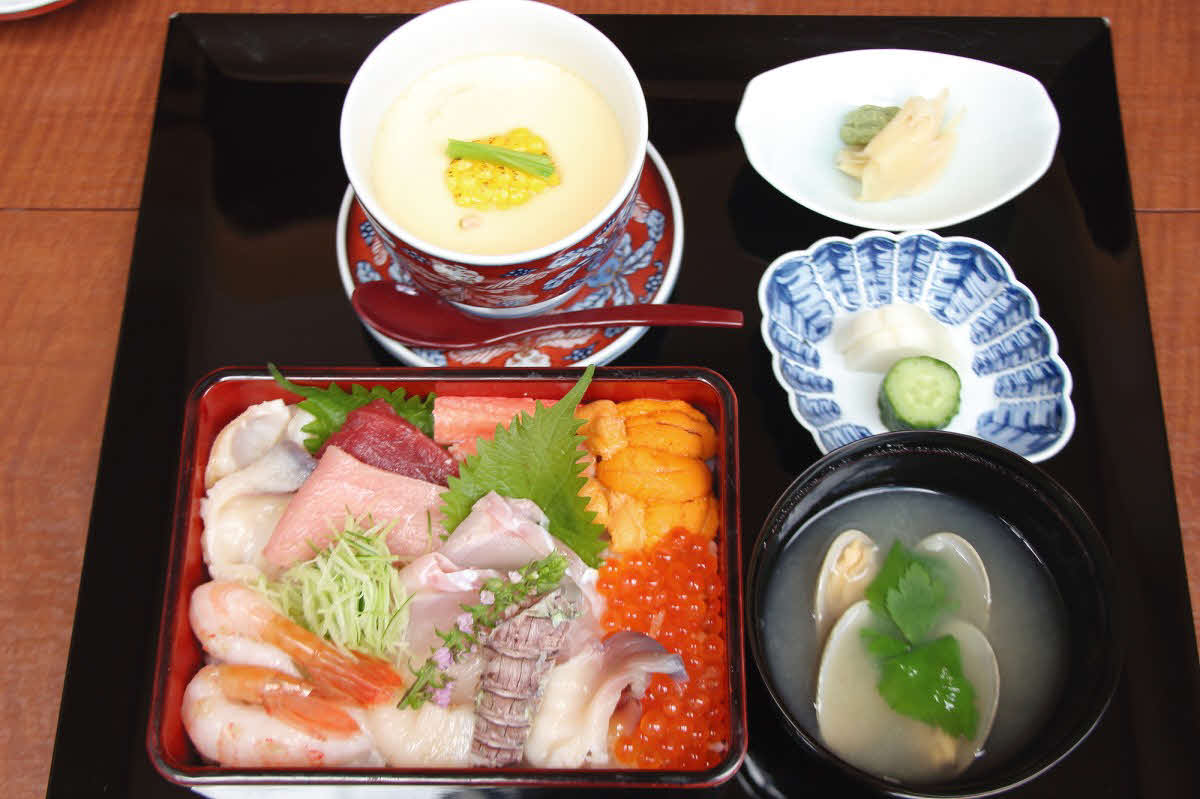 藤井聡太王位の初日の昼食は「海鮮ちらし」と「緑茶」（日本将棋連盟提供）