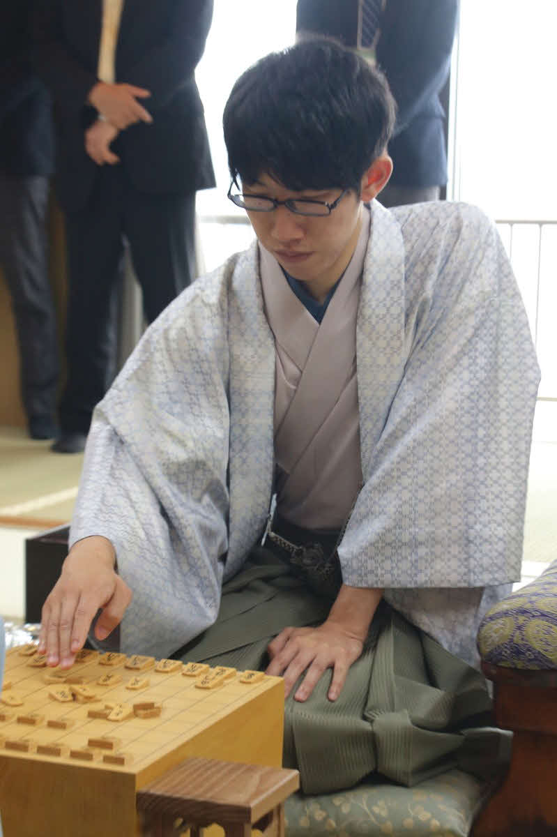 ここで1勝して反撃を始めたい佐々木大地七段（日本将棋連盟提供）