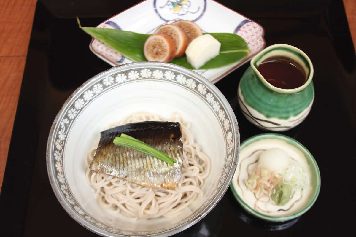 佐々木大地七段の初日の昼食は「小樽産鰊（にしん）そば（冷）」と「緑茶」（日本将棋連盟提供）