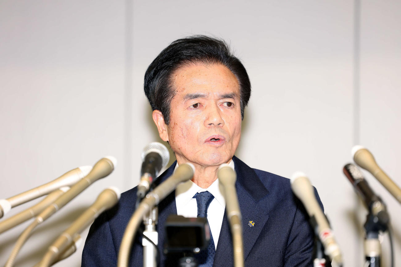 会見で記者の質問に答えるビッグモーター兼重代表取締役社長（撮影・河田真司）