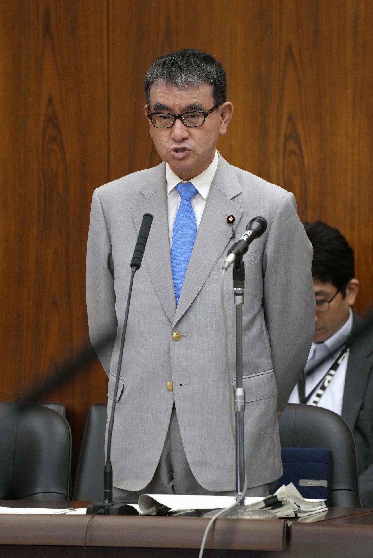 参院地方創生・デジタル特別委で答弁する河野デジタル相（共同）