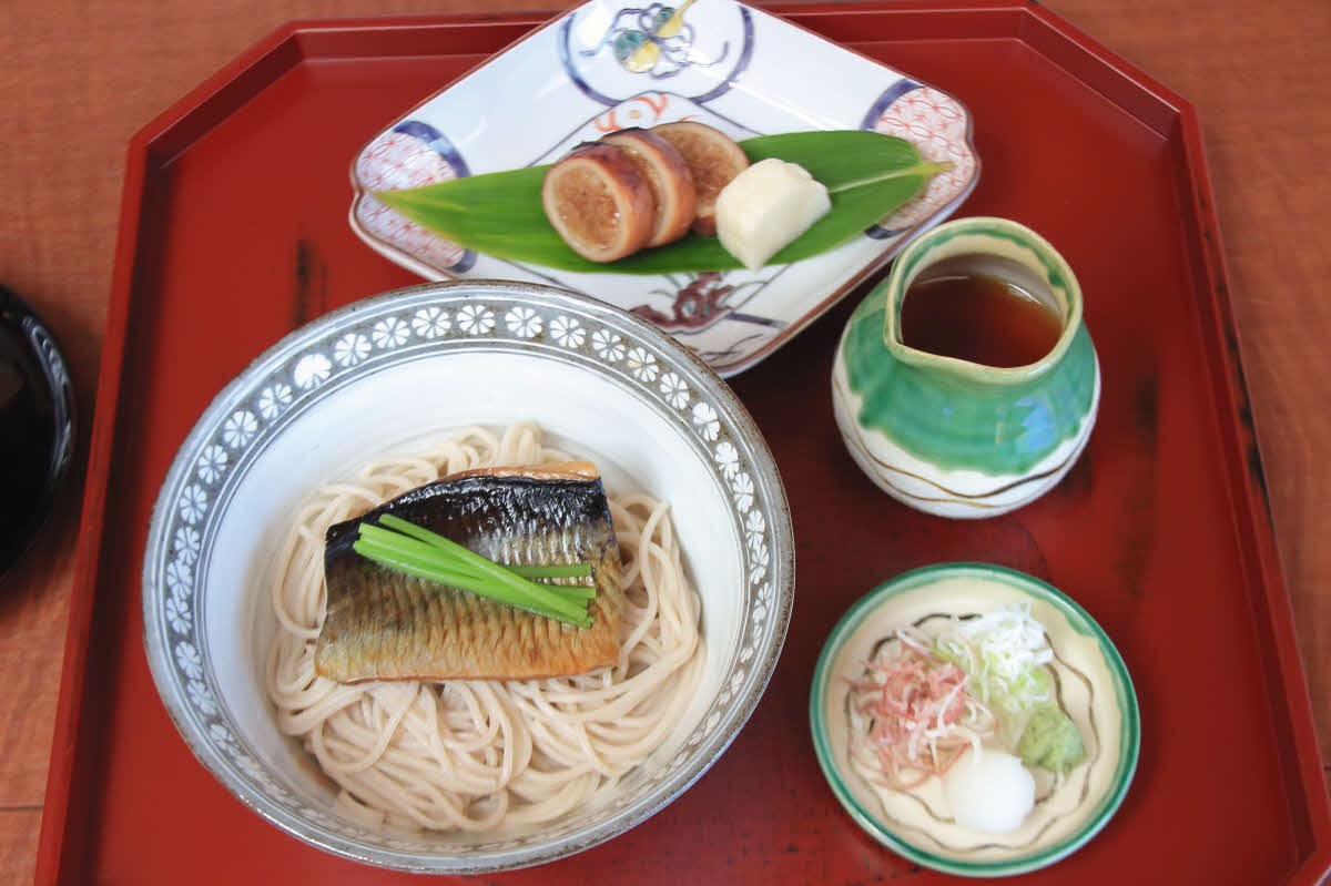 藤井聡太王位が注文した昼食の「小樽産鰊（にしん）そば（冷）」（日本将棋連盟提供）