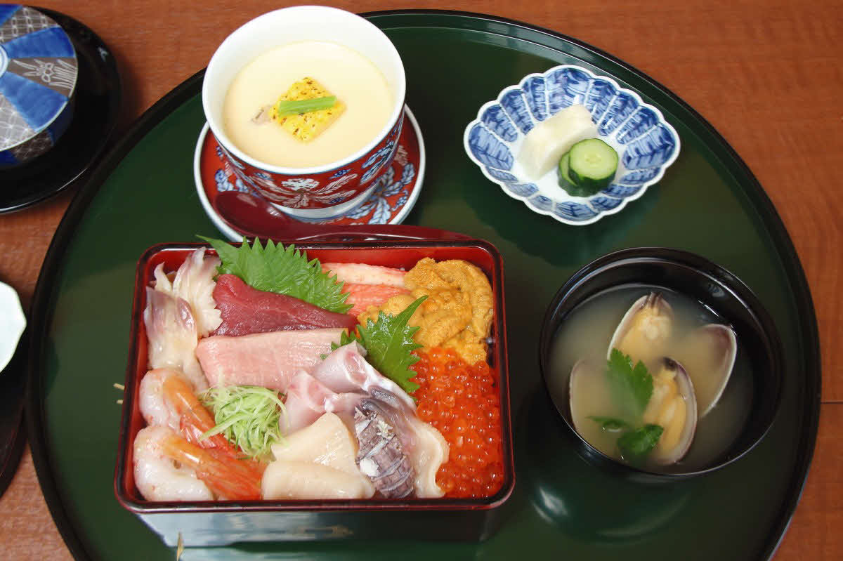 佐々木大地七段が注文した昼食の「海鮮ちらし」（日本将棋連盟提供）