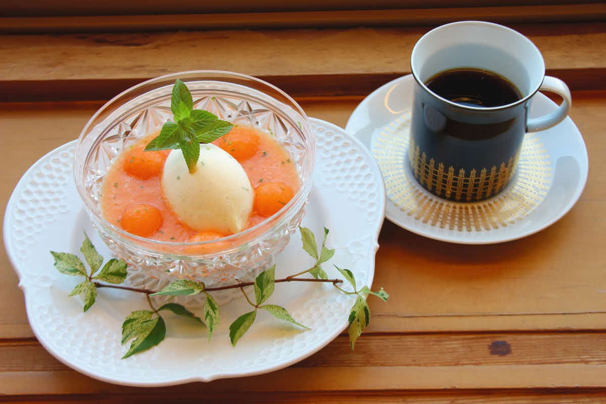 佐々木大地七段の午後のおやつは「ココナッツのブランマンジェ」と「ホットコーヒー」（日本将棋連盟提供）