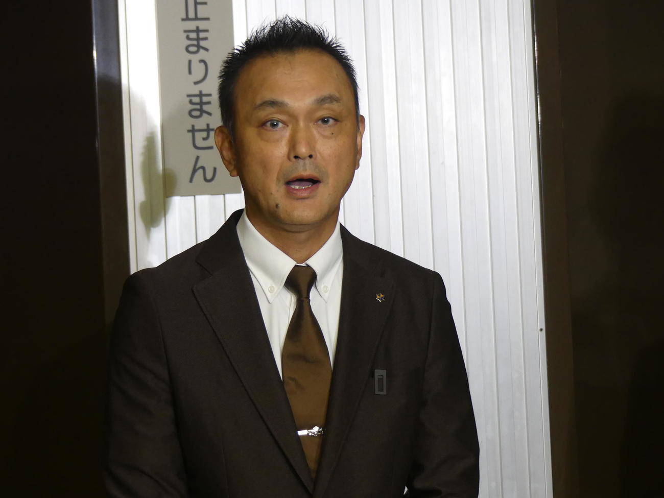 国交省のヒアリング後、報道陣の取材に応じる和泉　伸二社長（撮影・中山知子）