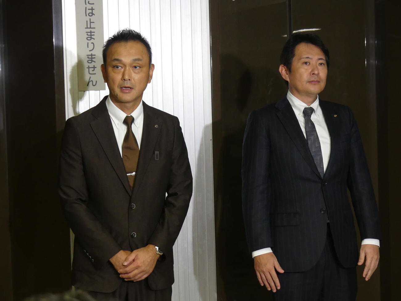 国交省のヒアリング後、報道陣の取材に応じる和泉　伸二社長（左）と石橋国光副社長（撮影・中山知子）