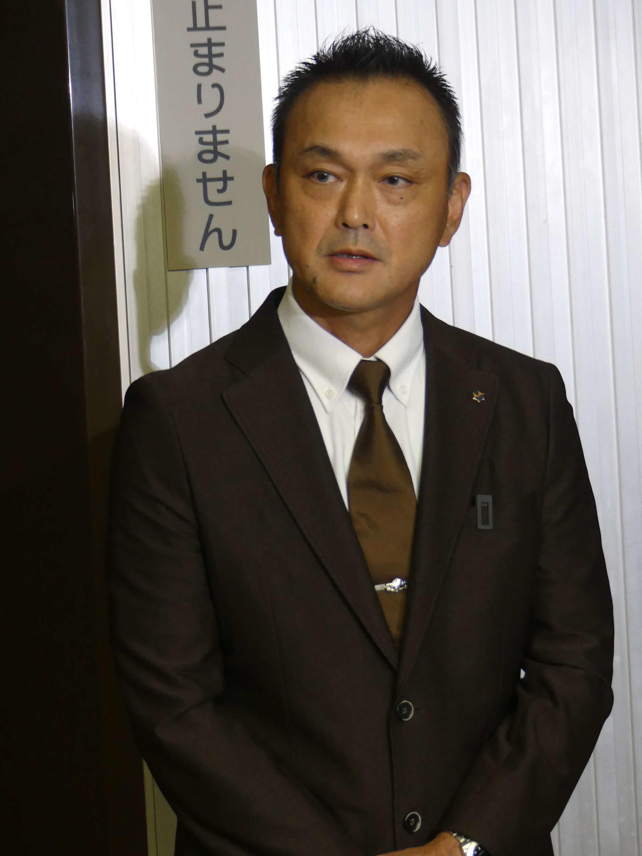 国交省のヒアリング後、報道陣の取材に応じるビッグモーターの和泉伸二新社長（撮影・中山知子）