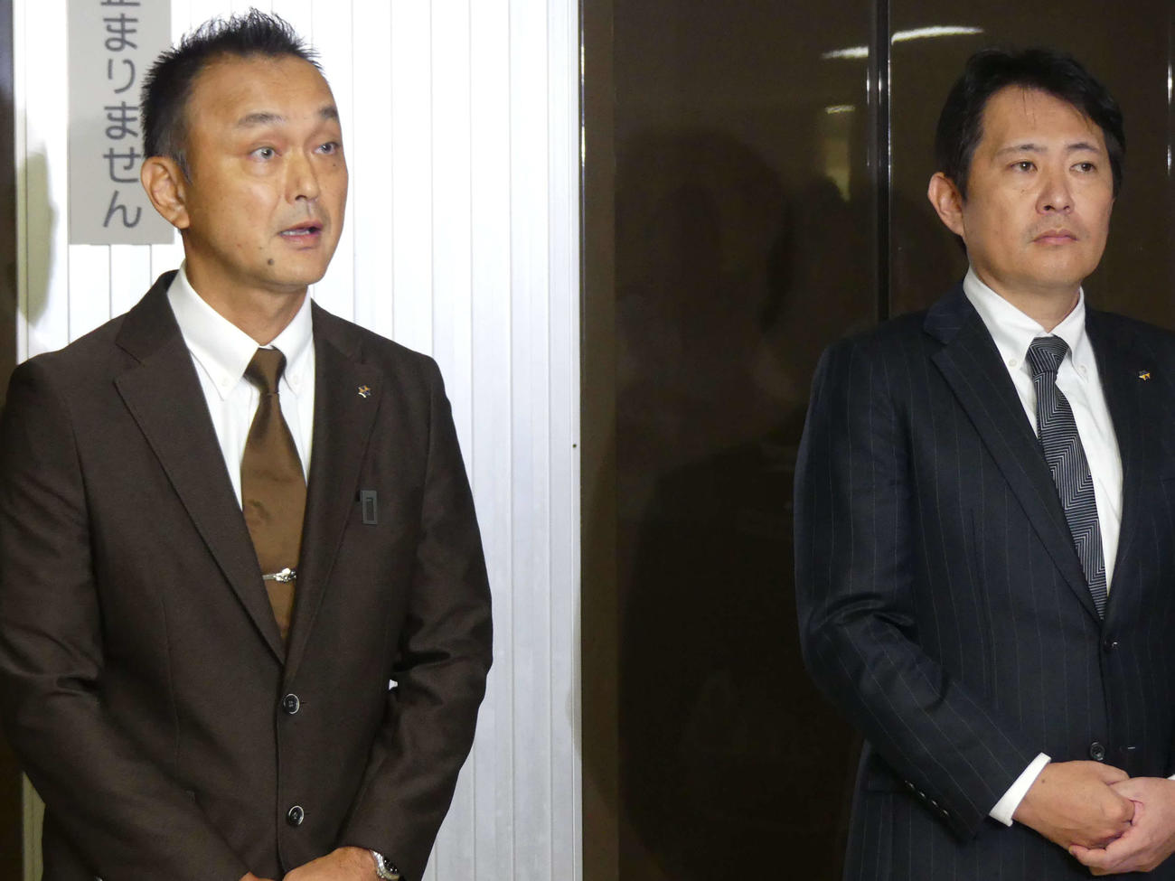 国交省のヒアリング後、報道陣の取材に応じる和泉　伸二社長（左）と石橋国光副社長（撮影・中山知子）