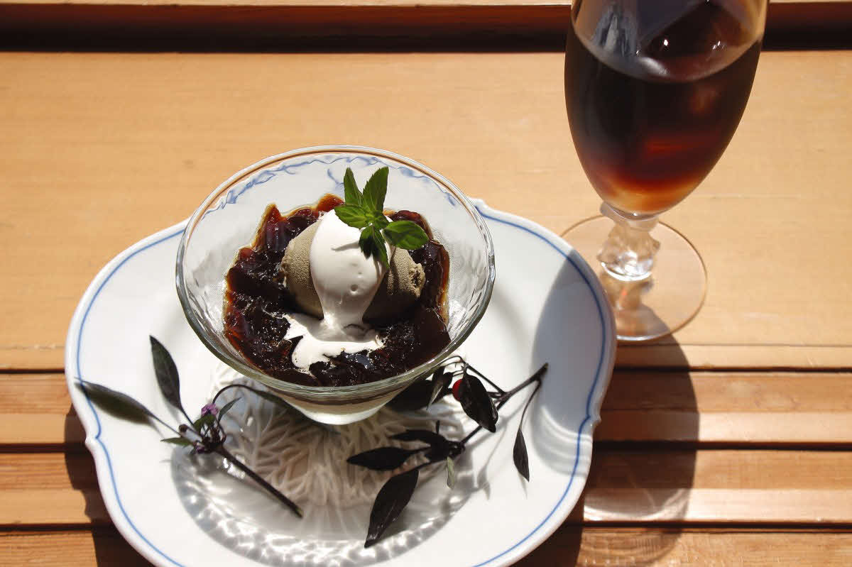 藤井聡太王位の午前のおやつは「黒糖風味の豆乳プリン　コーヒーゼリー　ほうじ茶のアイスクリーム添え」と「アイスコーヒー」（日本将棋連盟提供）