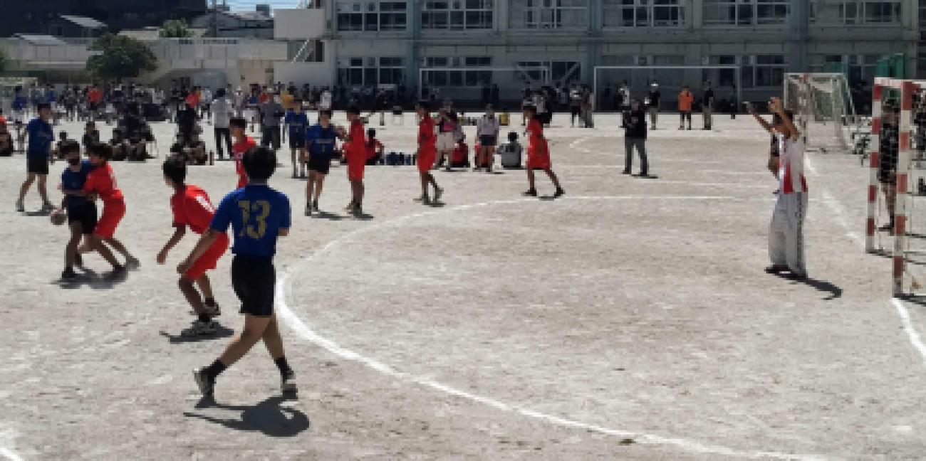 東京都中学校ハンドボール選手権大会・男子の試合風景（一部加工）