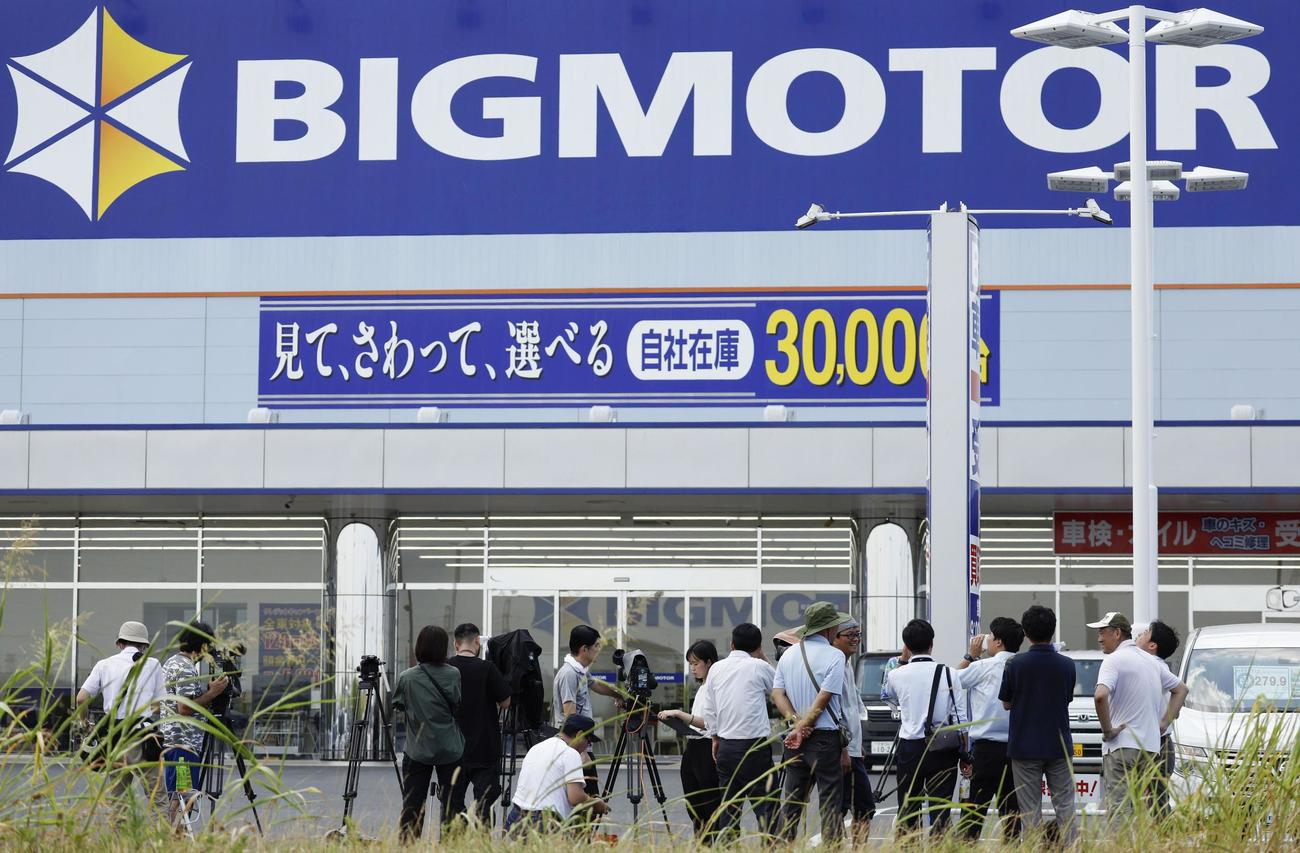 さいたま市のビッグモーター浦和美園店前に集まった報道陣（共同）