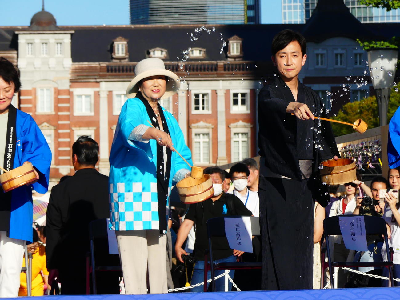 東京・丸の内で行われた打ち水のイベントで打ち水をする小池百合子知事（中央）。右は樋口高顕・千代田区長（撮影・中山知子）