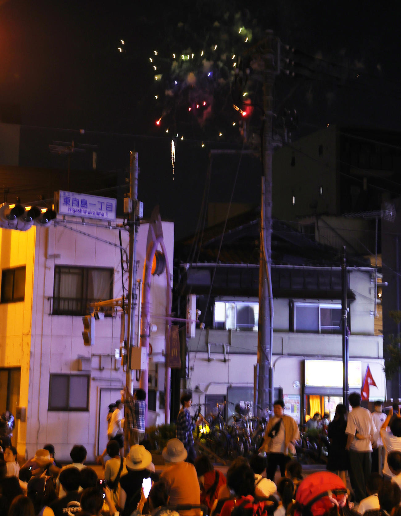 4年ぶりに開催された隅田川花火大会で、ピカチュウの花火を開放された道路から見上げる人たち（撮影・野上伸悟）