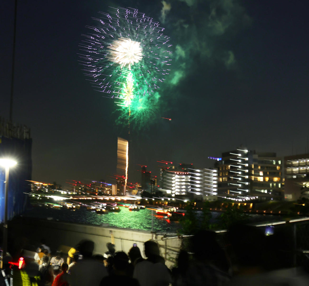 4年ぶりに開催された隅田川花火大会で打ち上げられる花火（撮影・野上伸悟）