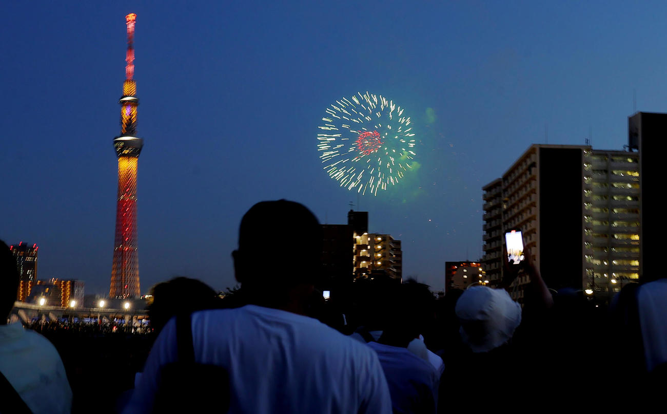4年ぶりに開催された隅田川花火大会で打ち上げられる花火（撮影・野上伸悟）