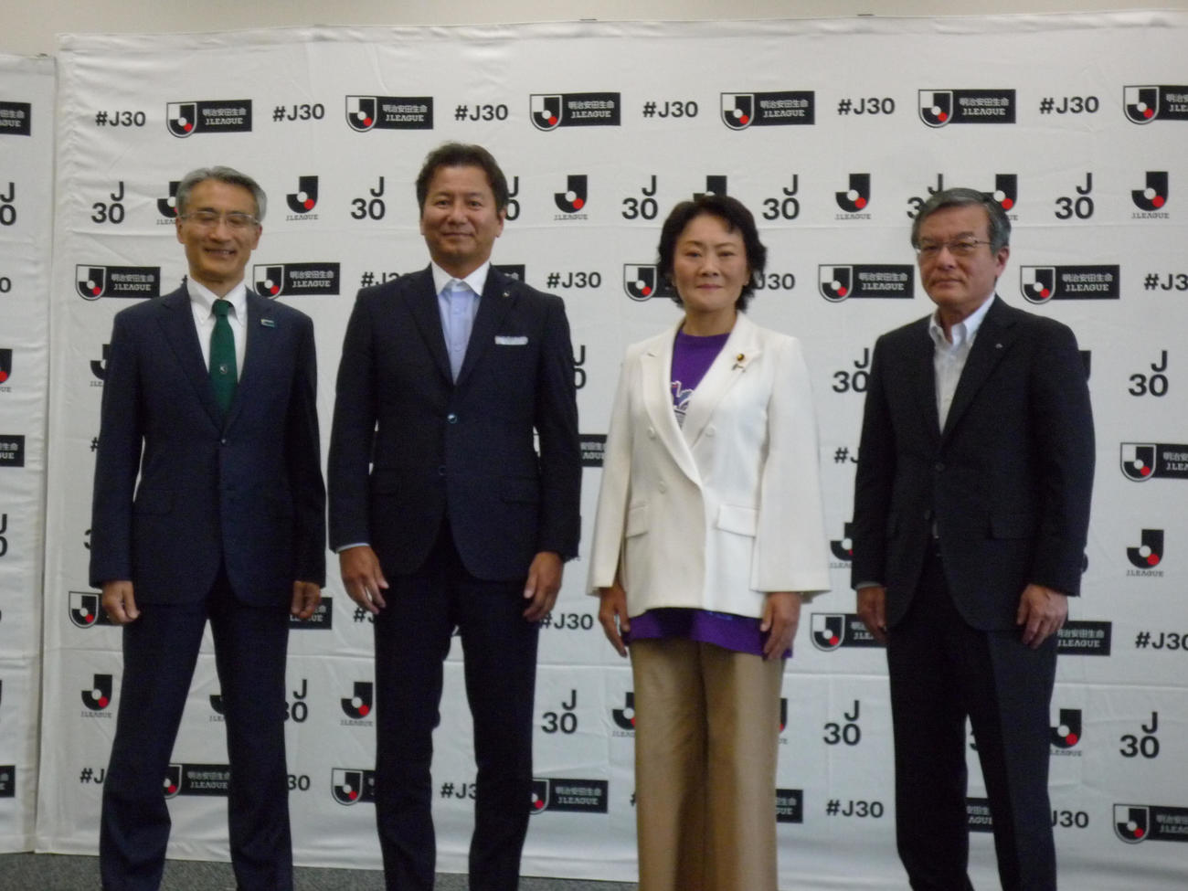 左から明治安田生命永島社長、Jリーグ野々村チェアマン、環境省山田副大臣、NTT島田社長