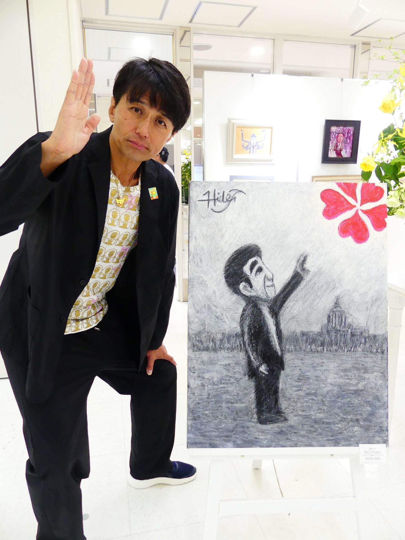 開催中の個展に出展した「命と安倍さん」の前でポーズを取る「ザ・ニュースペーパー」の福本ヒデ（撮影・中山知子）