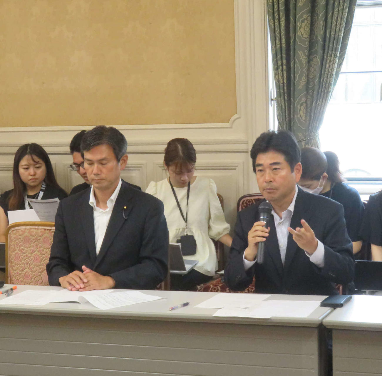 立憲民主党ヒアリングで同党の山井和則（右）、後藤祐一の両氏が内閣官房、警察庁に説明を求めた（撮影・大上悟）