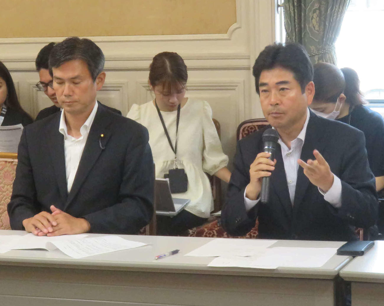 立憲民主党ヒアリングで同党の山井和則（右）、後藤祐一の両氏が内閣官房、警察庁に説明を求めた（撮影・大上悟）