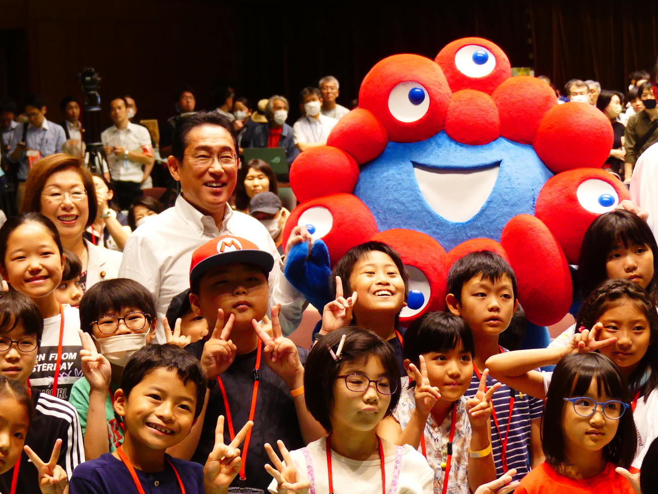 文科省の「子ども霞が関見学デー」で、大阪万博の公式キャラ、ミャクミャクや子どもたちと写真撮影に応じる岸田文雄首相。左は永岡桂子文科相（撮影・中山知子）