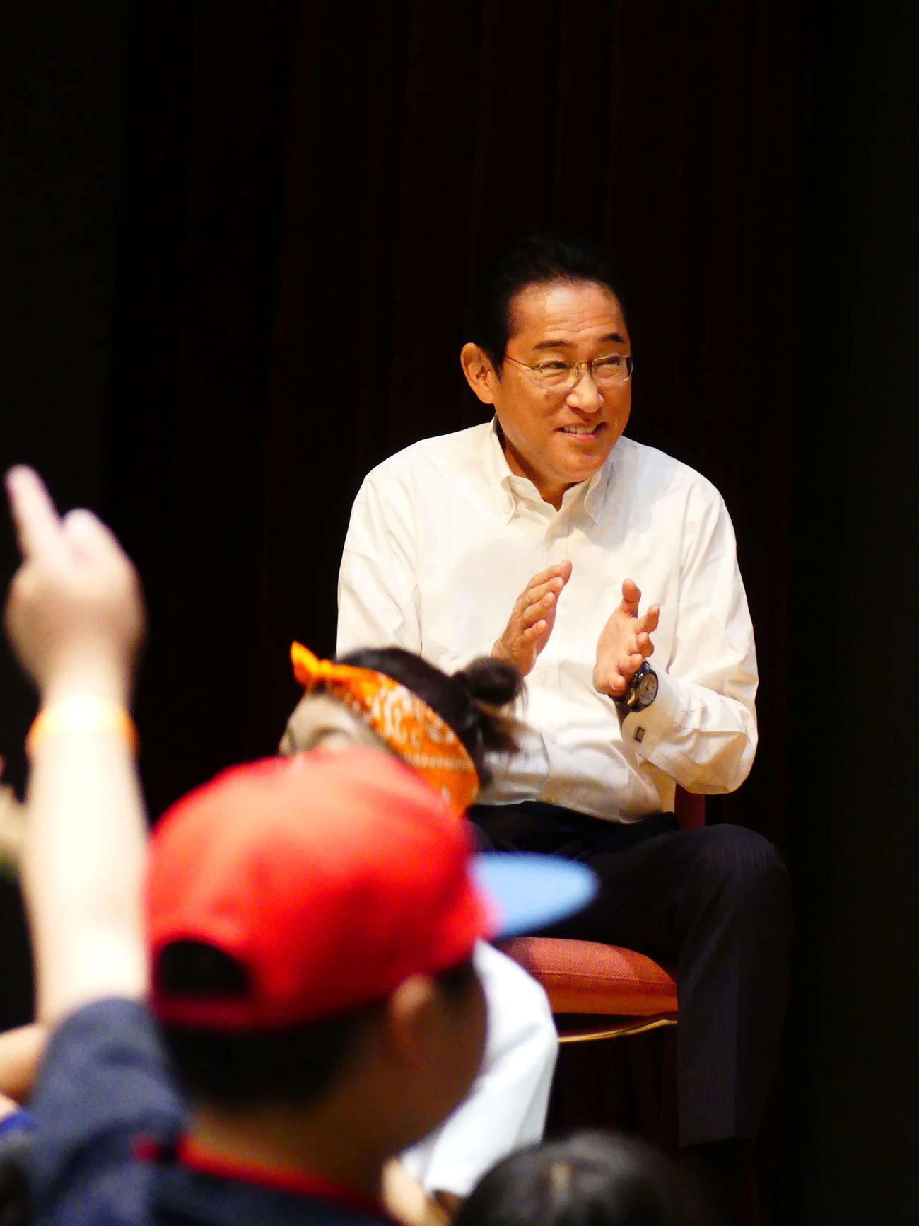 文科省の「子ども霞が関見学デー」で、子どもたちのダンスに拍手を送る岸田文雄首相（撮影・中山知子）