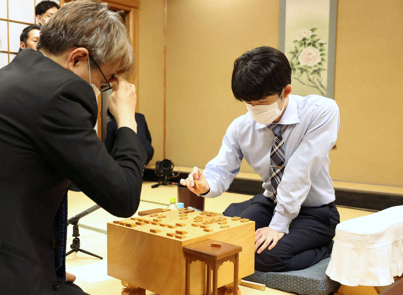 6月28日、王座戦挑戦者決定トーナメント準決勝で羽生善治九段（左）に勝利した藤井聡太7冠