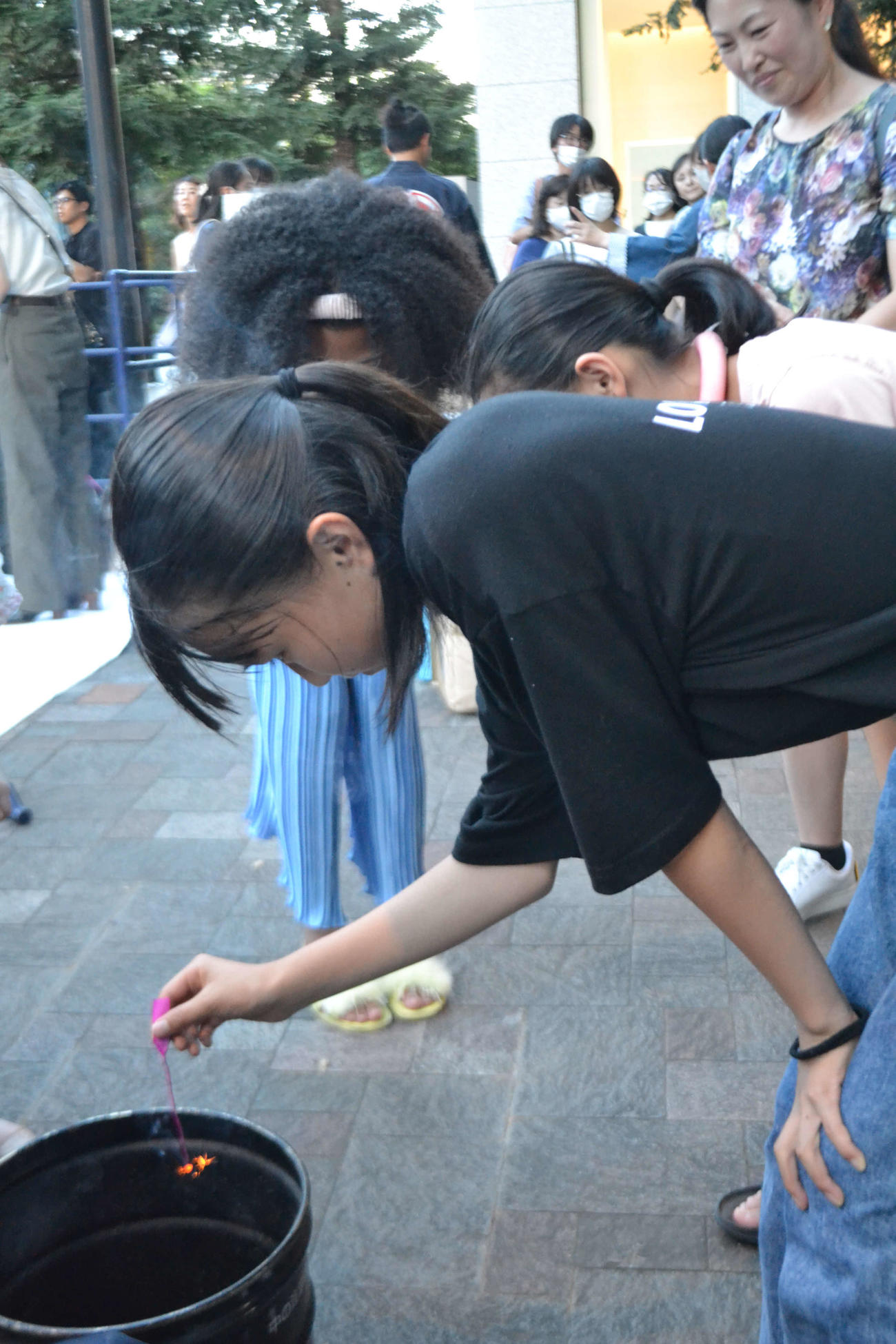 「線香花火づくり」のワークショップでは作った花火をその場で楽しめた