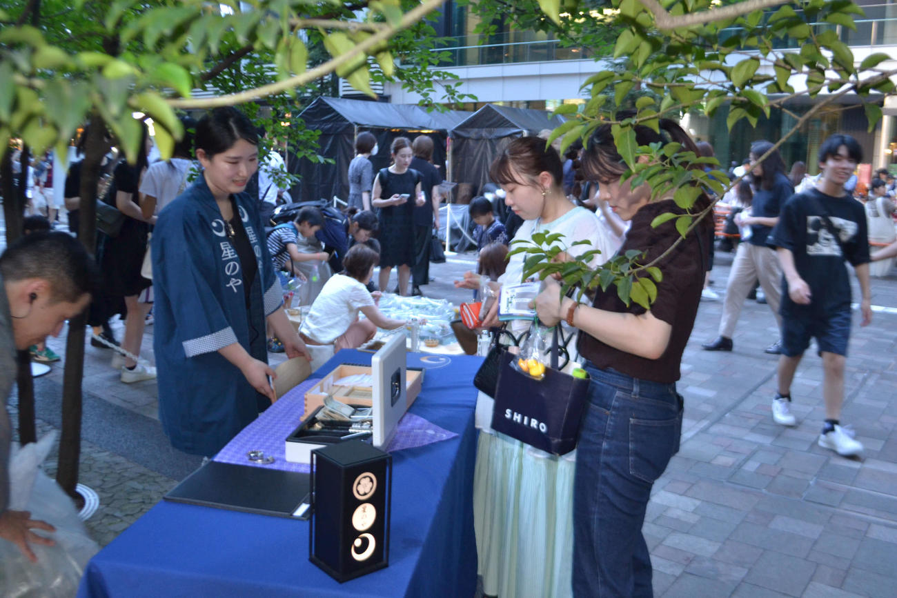 大手町縁日で女性たちの人気を集めた「お花釣り」