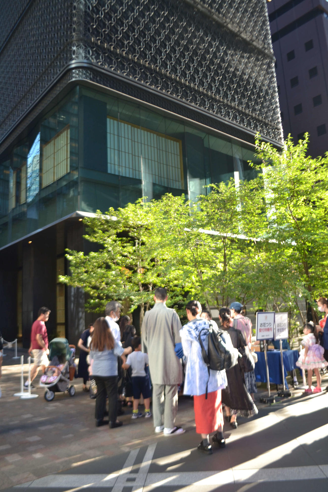 オフィス街が「夏祭り」ムードに変身した「大手町縁日」
