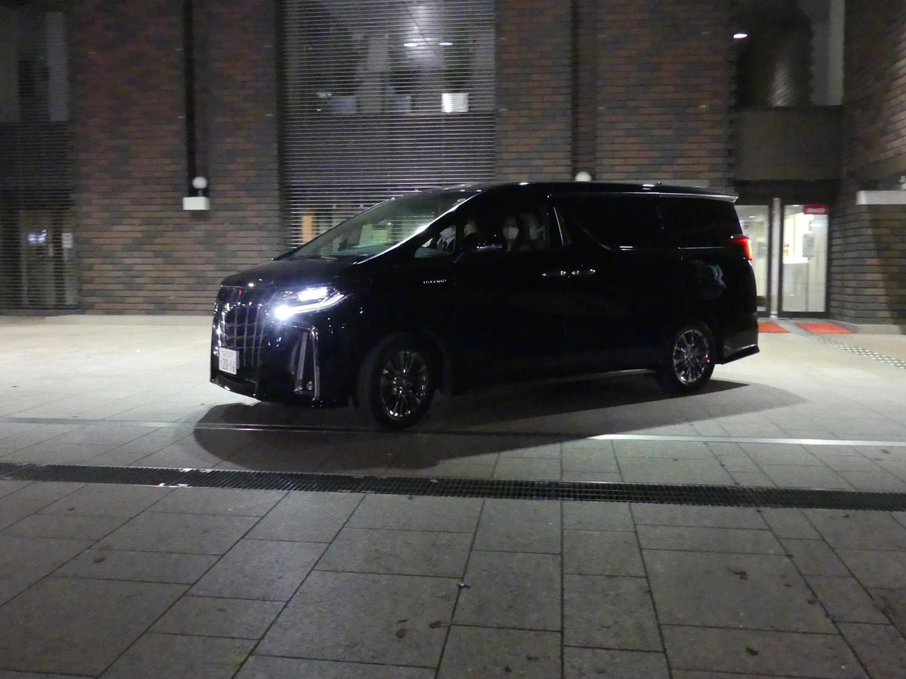 林真理子理事長を乗せた車は午後8時前に日大本部を後にした（撮影・中山知子）