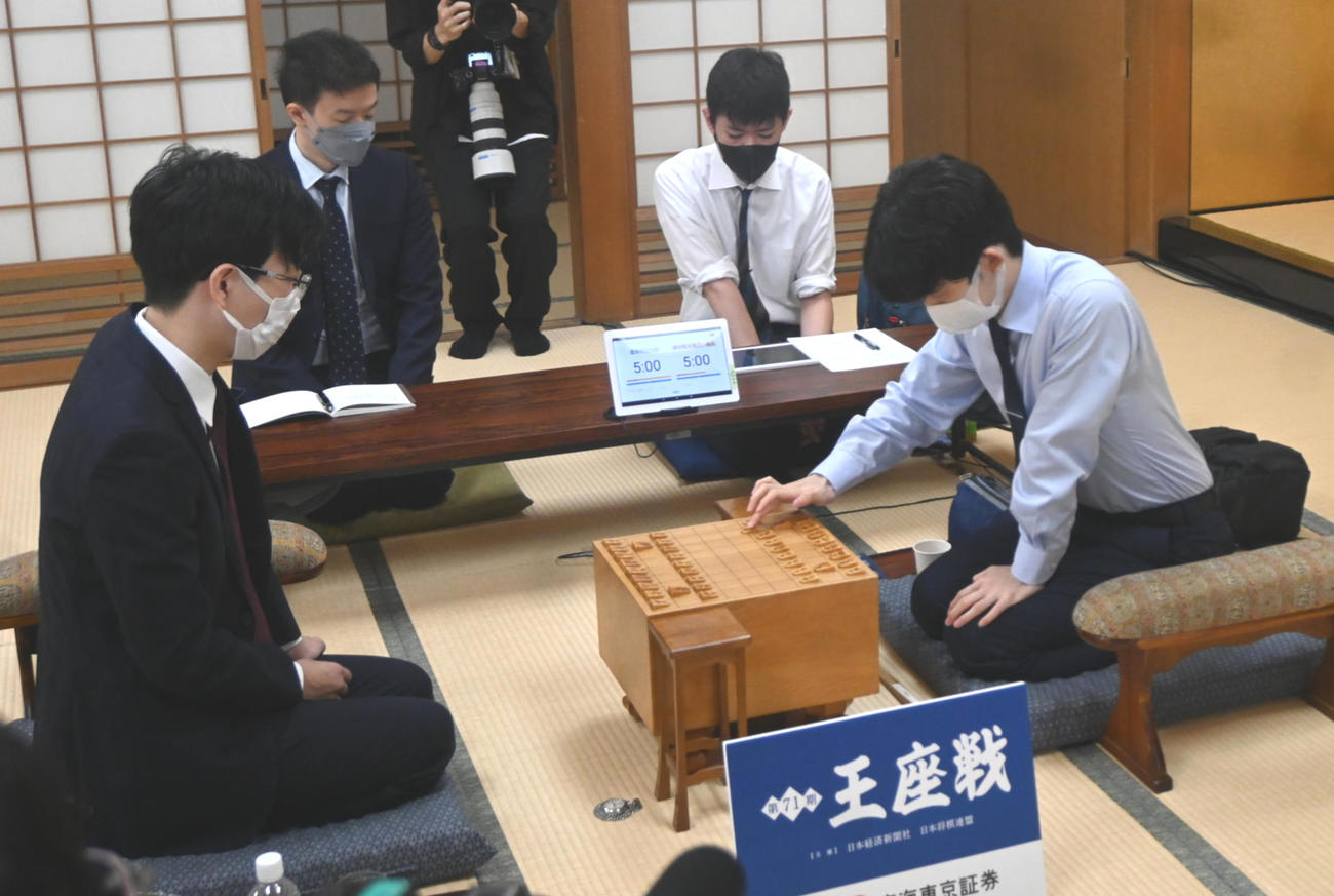 第71期王座戦挑戦者決定戦で初手を指す藤井聡太7冠（右）、豊島将之九段（撮影・松浦隆司）