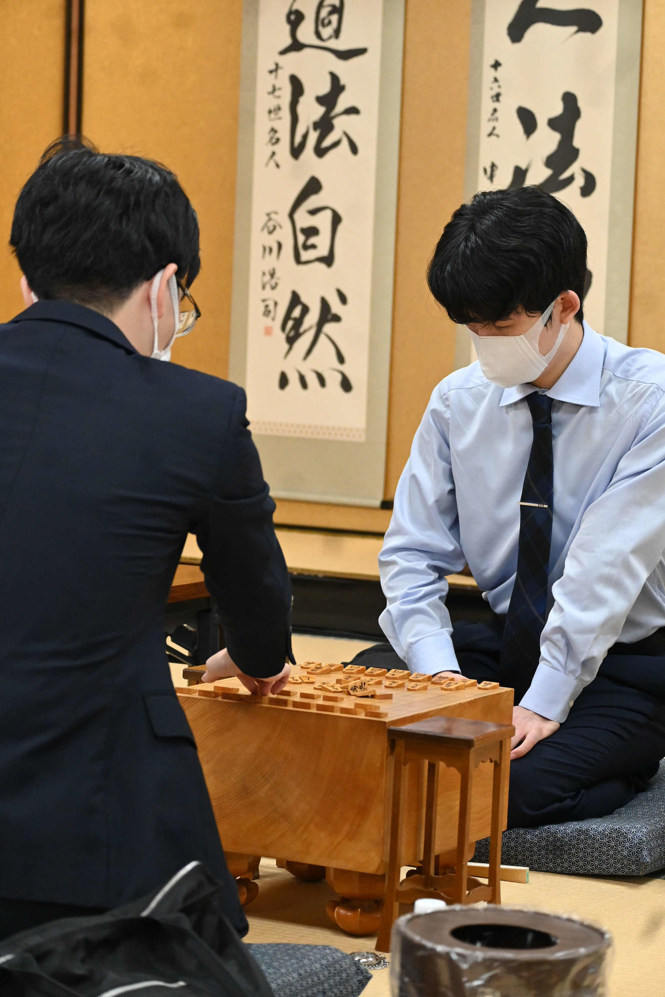 第71期王座戦挑戦者決定戦に臨んだ藤井聡太7冠（右）、豊島将之九段（撮影・松浦隆司）