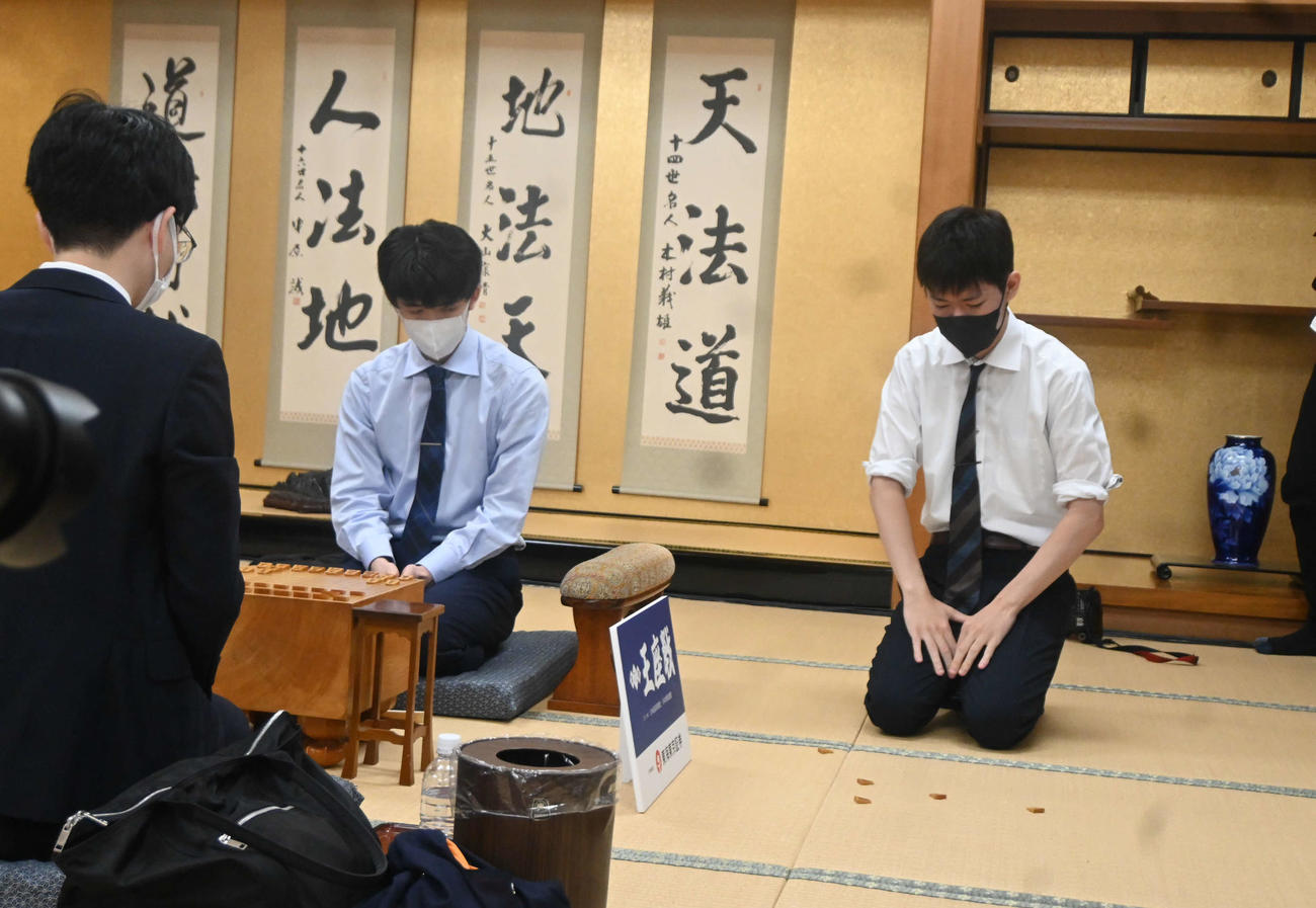 振り駒の結果を確認する藤井聡太7冠（撮影・松浦隆司）