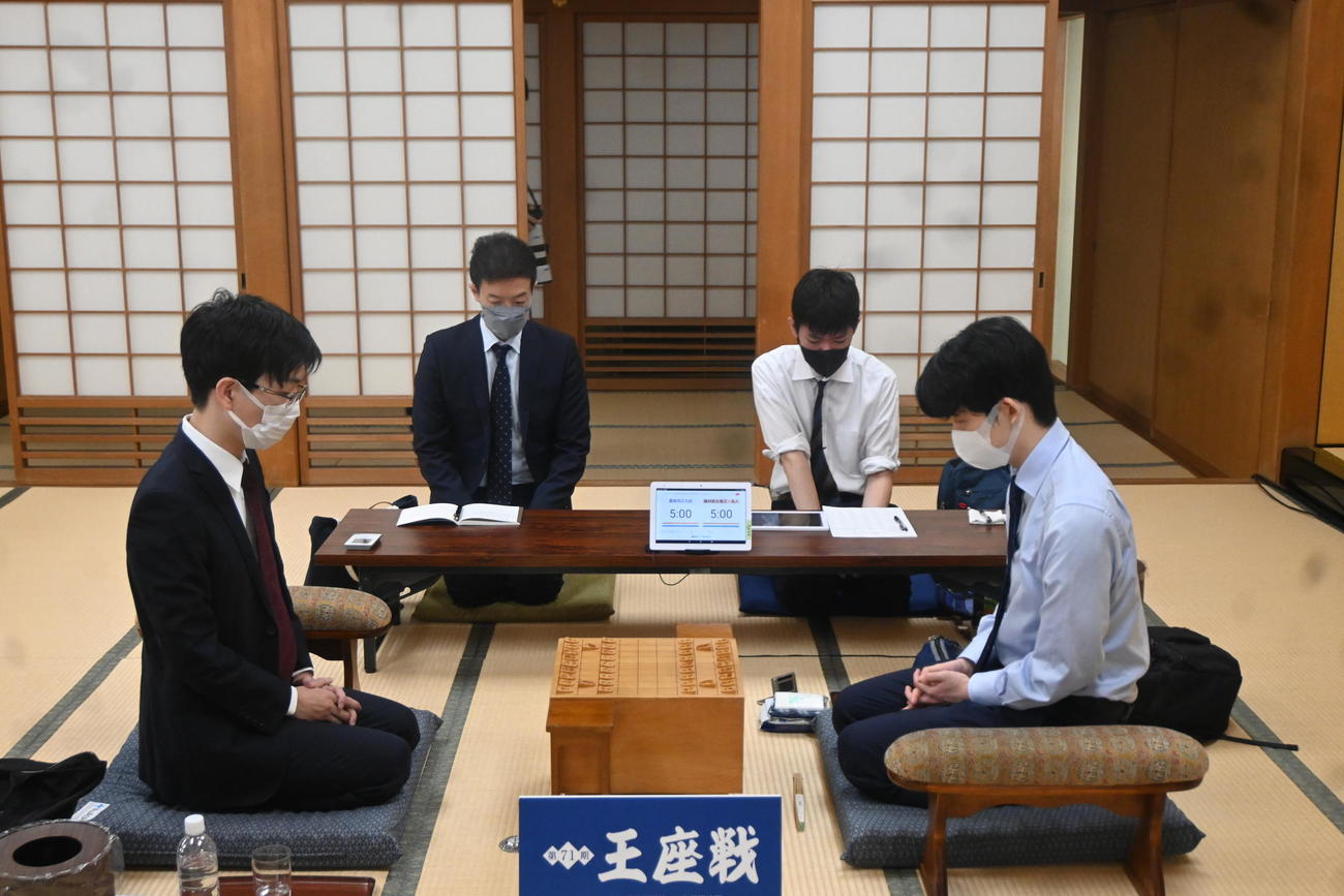 第71期王座戦挑戦者決定戦に臨んだ藤井聡太7冠（右）、豊島将之九段（撮影・松浦隆司）