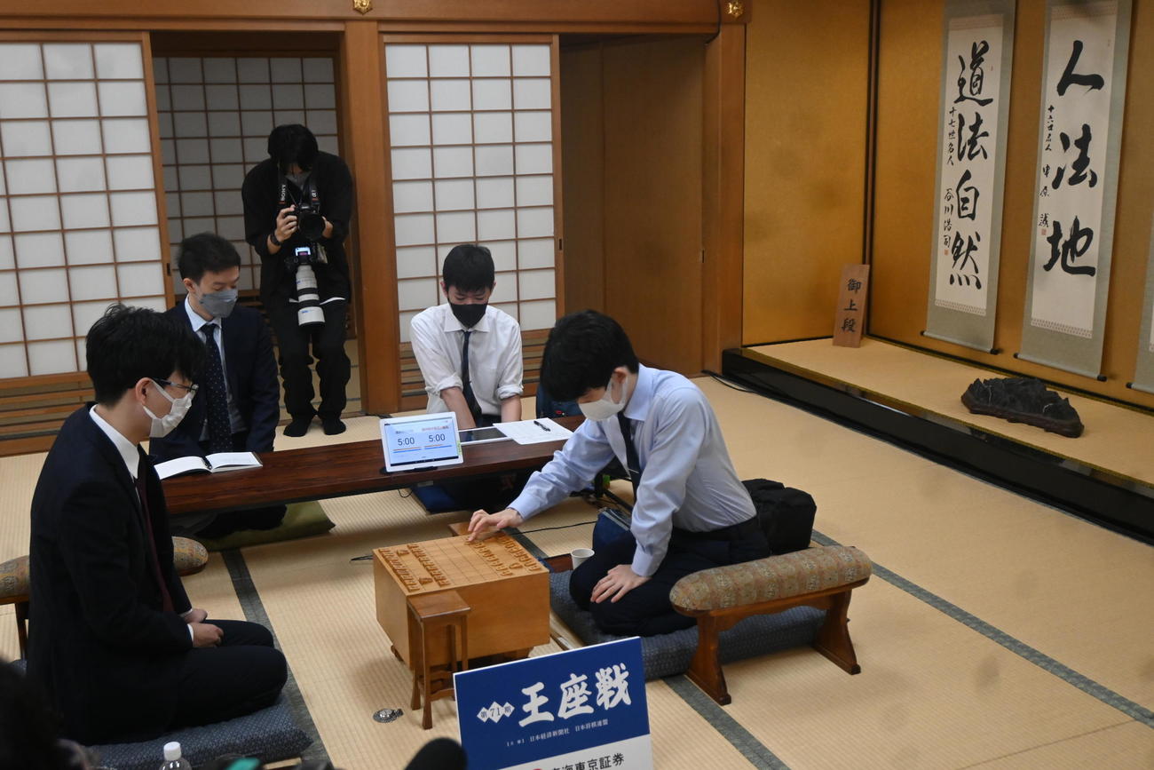 第71期王座戦挑戦者決定戦で初手を指す藤井聡太7冠（右）、豊島将之九段（撮影・松浦隆司）