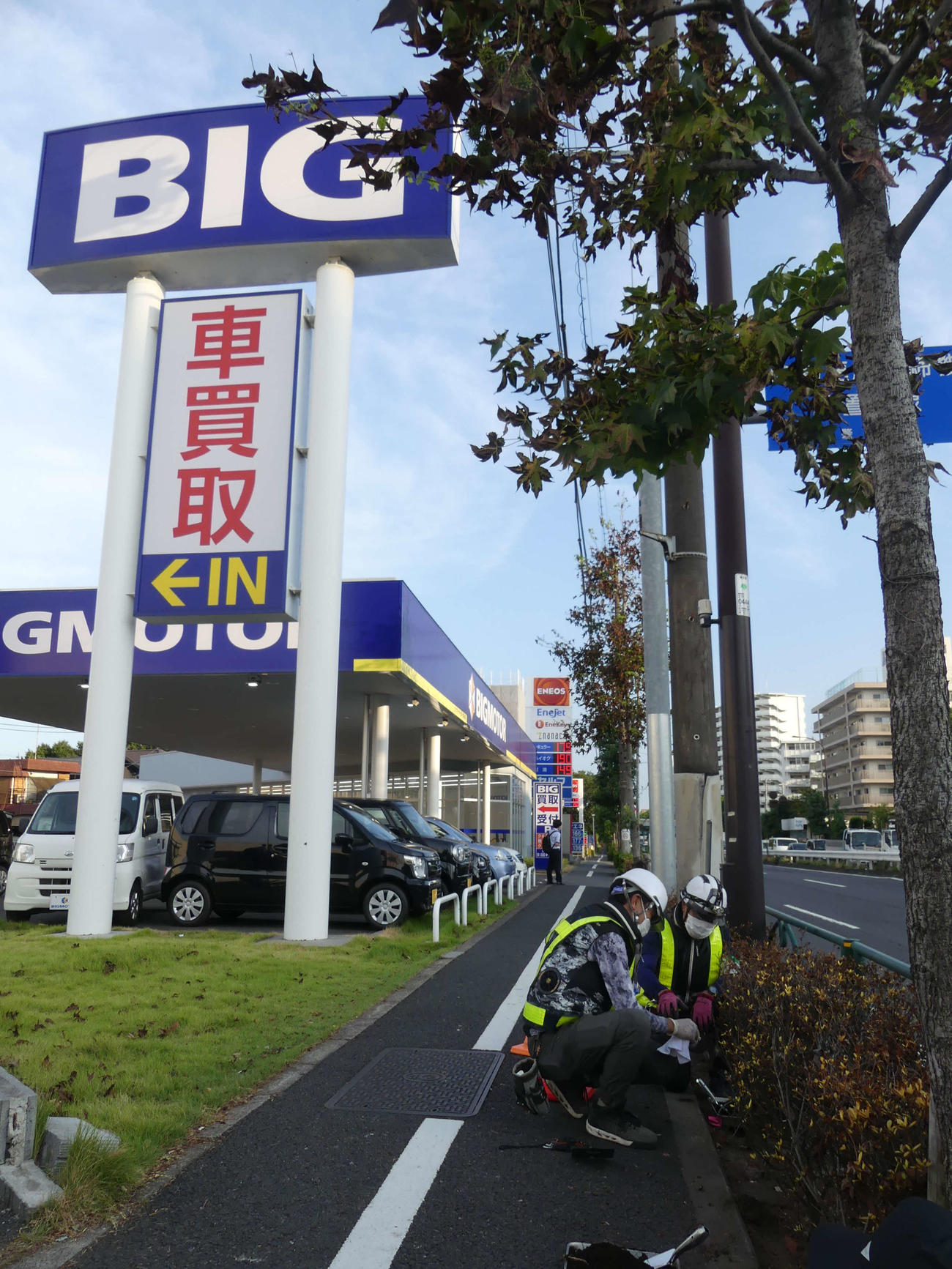 東京都世田谷区のビッグモーターの店舗の植え込み付近で始まった都の土壌調査（撮影・中山知子）