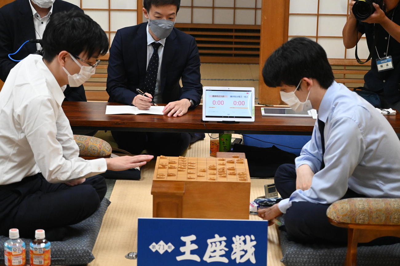 感想戦を行う藤井聡太7冠（右）と豊島将之九段（撮影・松浦隆司）