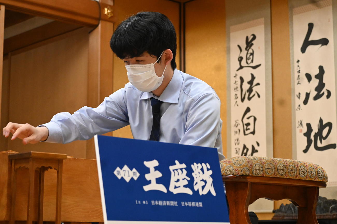 感想戦を行う藤井聡太7冠（撮影・松浦隆司）