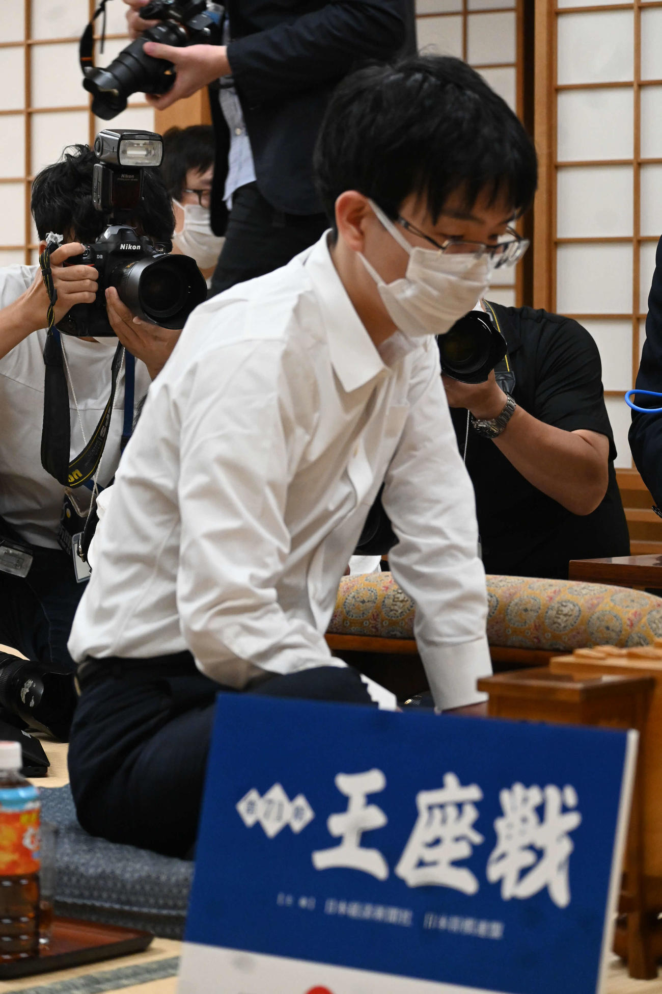 感想戦を行う豊島将之九段（撮影・松浦隆司）