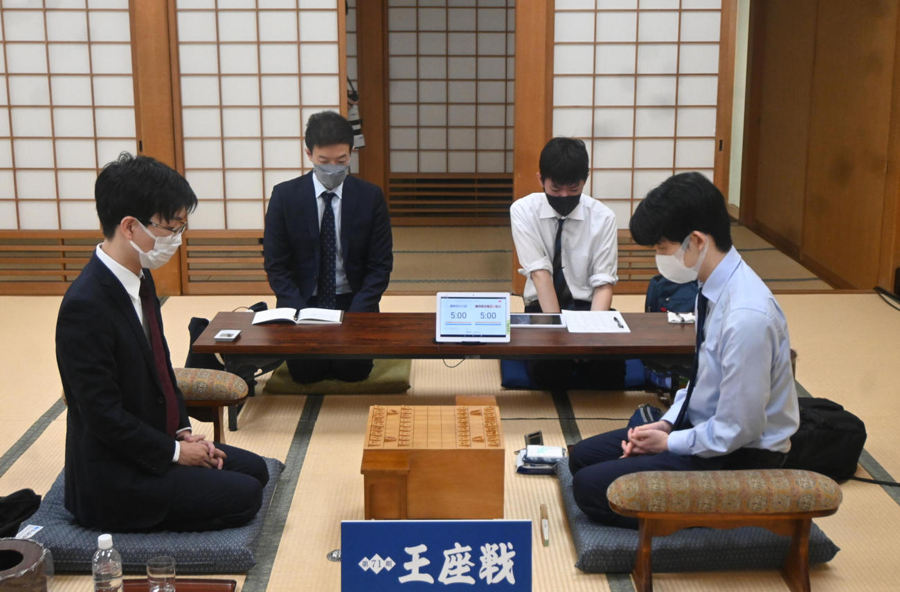 第71期王座戦挑戦者決定戦に臨んだ藤井聡太7冠（右）と豊島将之九段（撮影・松浦隆司）