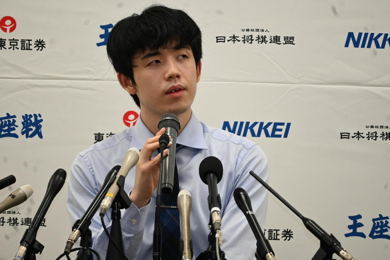 感想戦後、会見した藤井聡太7冠（撮影・松浦隆司）
