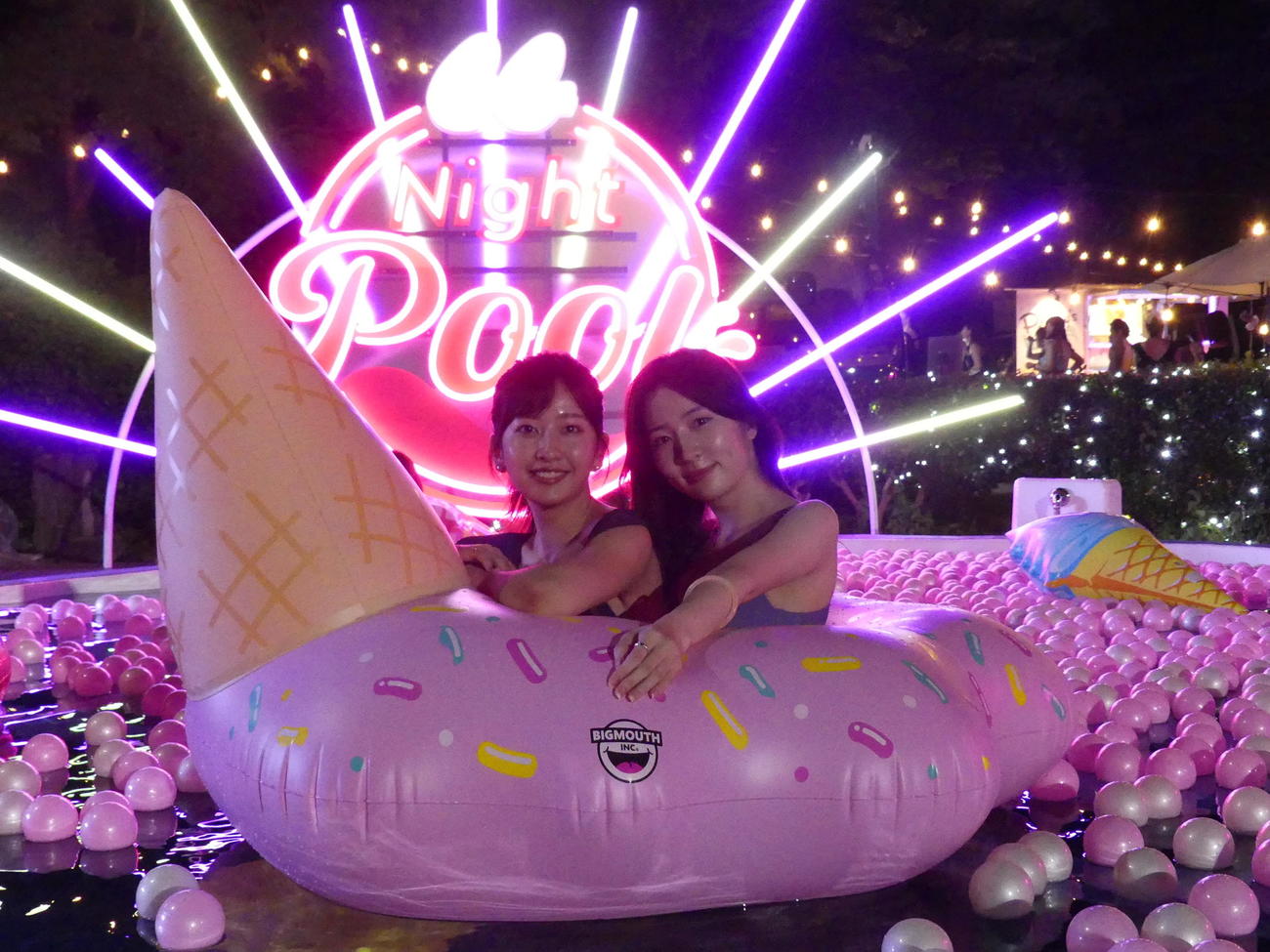 「CanCamナイトプール」をPRする斉藤里奈（左）と雨宮凜々子