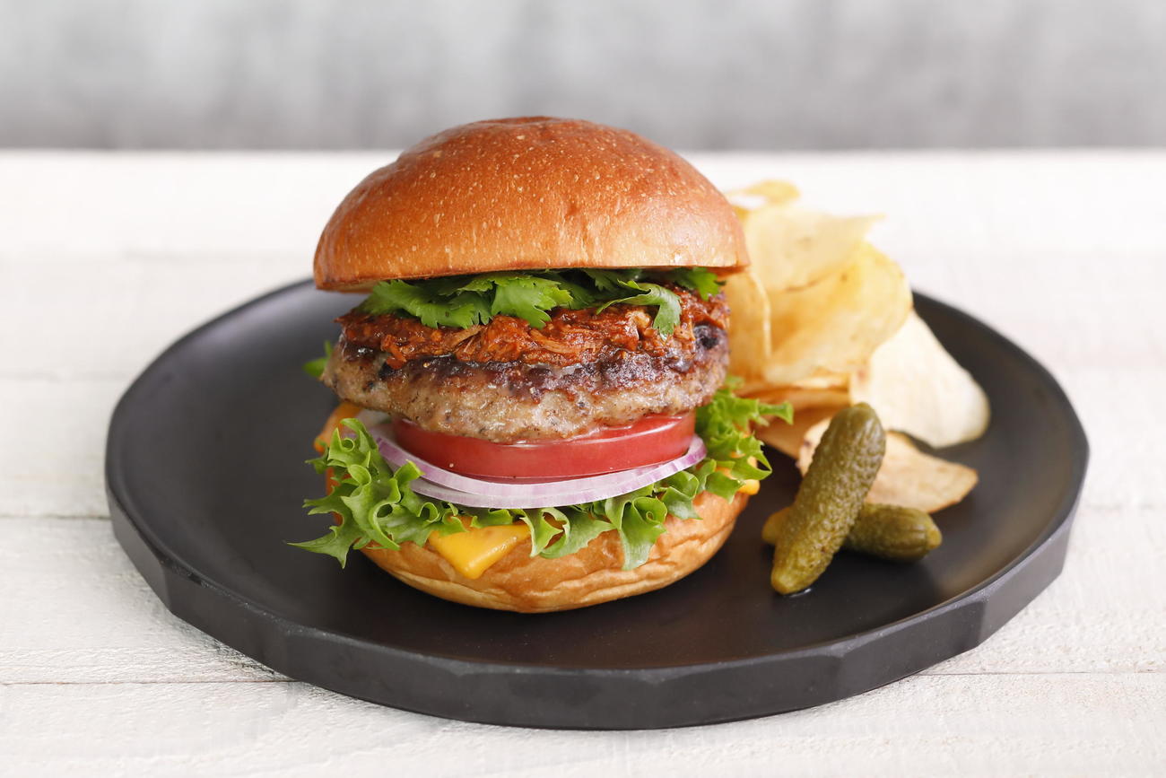 新たにメニューに入った「プルドポークバーガー」（ホテルニューオータニ提供）