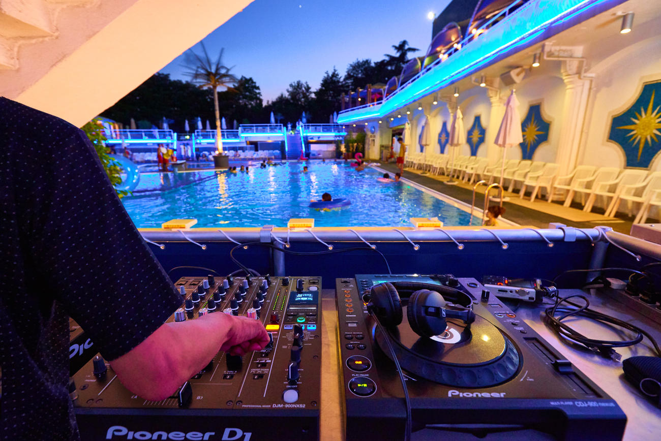 ニューオータニの「ミッドナイトプール」ではDJによるイベントも行われる（ホテルニューオータニ提供）